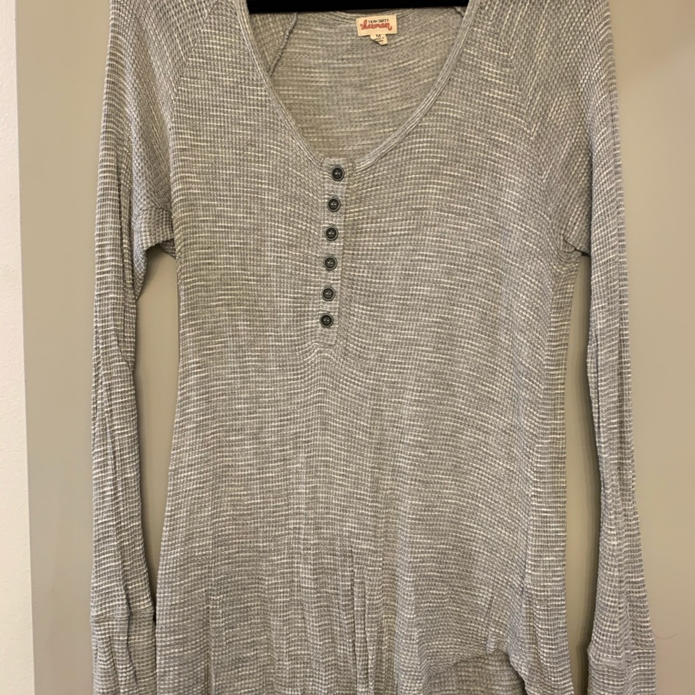 grey long sleeve shirt